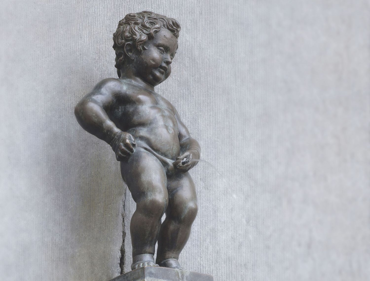  Statue eines kleinen Kindes beim Urinieren